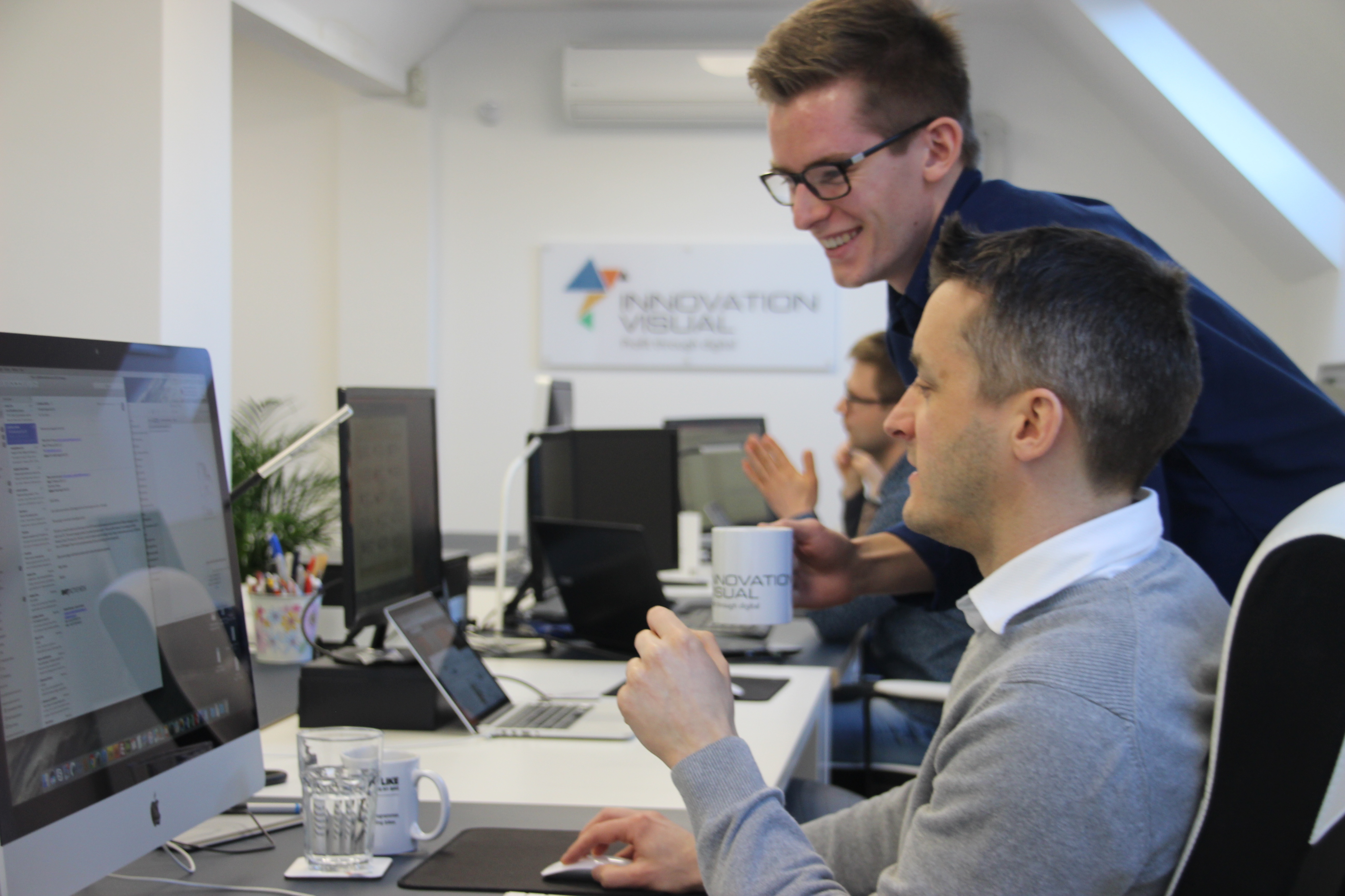 Iv-team-discussing-digital-marketing