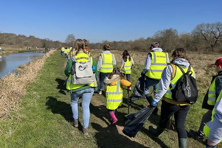 Innovation Visual Team litter picking